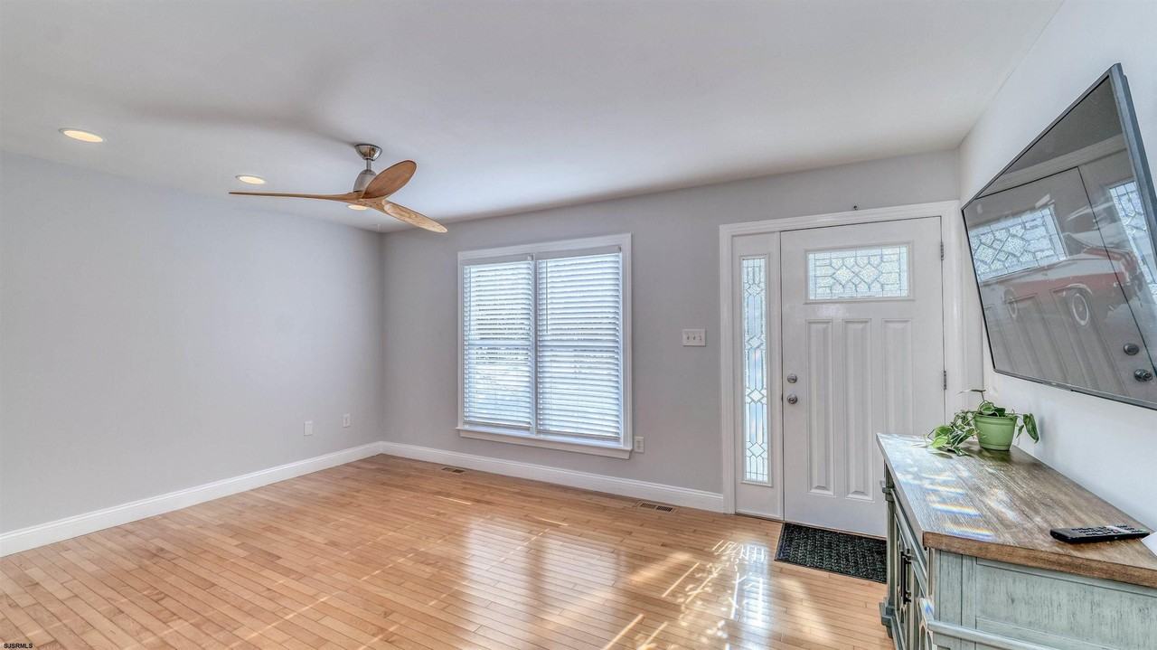 343 W Emerick Ave - Photo 4 of 17