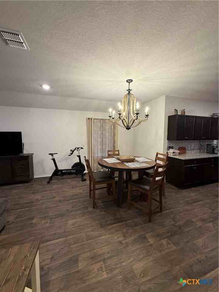 208 Yucca Dr - Photo 3 of 12