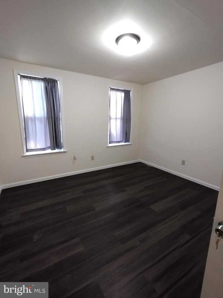 1618 E 28th St - Photo 4 of 8