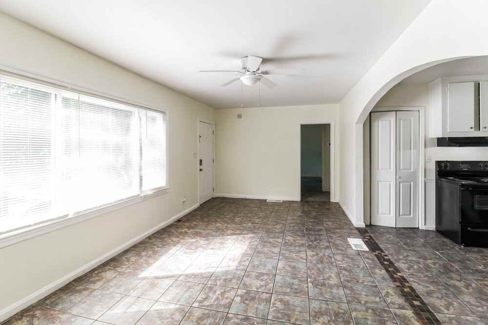 1111 Burbank Cir - Photo 4 of 16