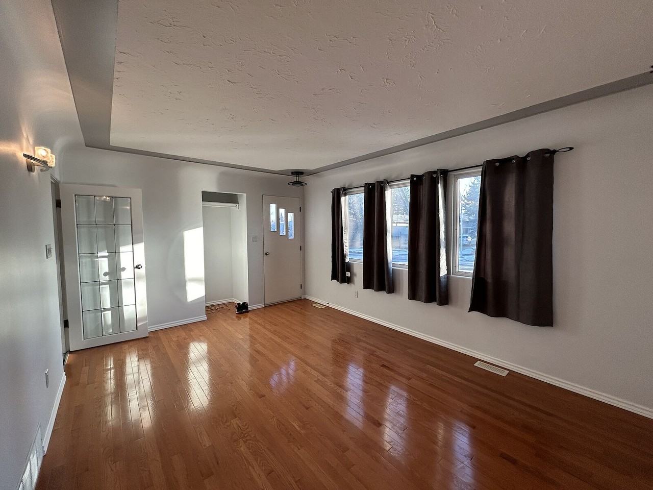 10516 128 Avenue Northwest, Edmonton, Alberta, Canada, T5E 0J3 - Photo 3 of 15