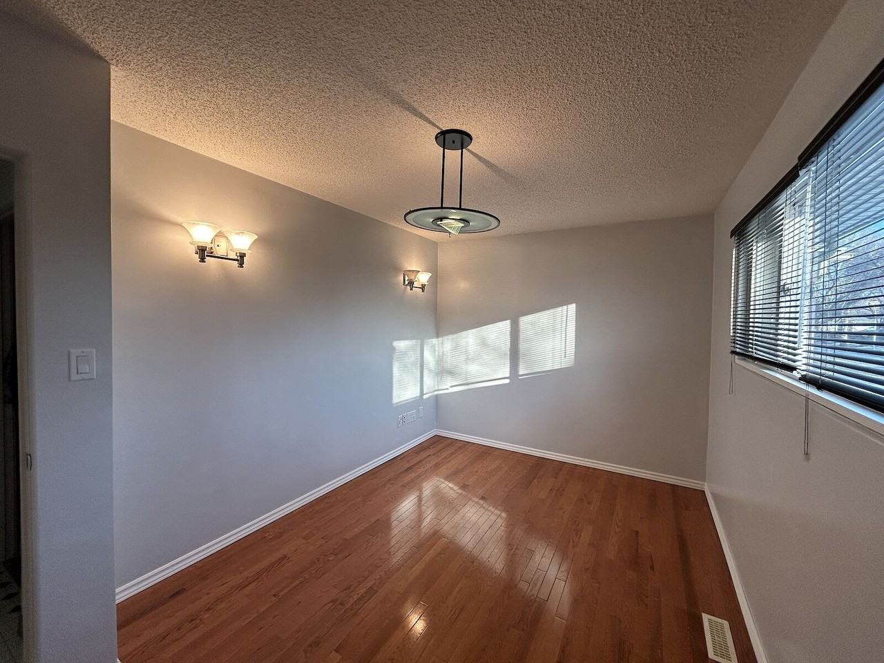 10516 128 Avenue Northwest, Edmonton, Alberta, Canada, T5E 0J3 - Photo 4 of 15