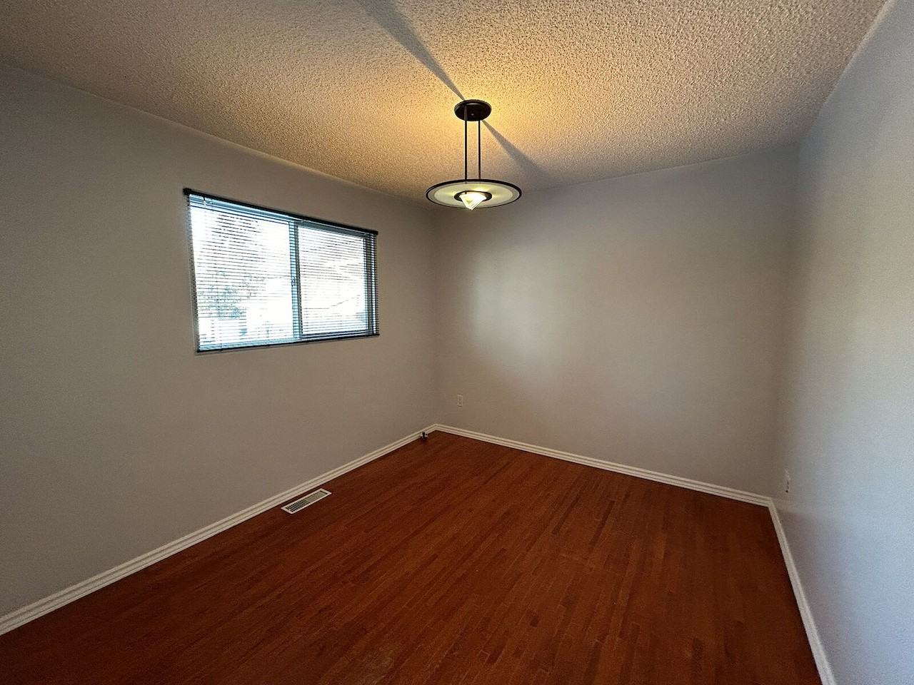 10516 128 Avenue Northwest, Edmonton, Alberta, Canada, T5E 0J3 - Photo 6 of 15