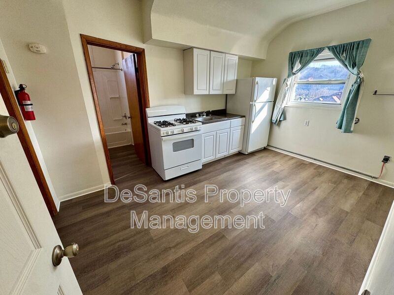 212 N Highland Ave #3 - Photo 5 of 22