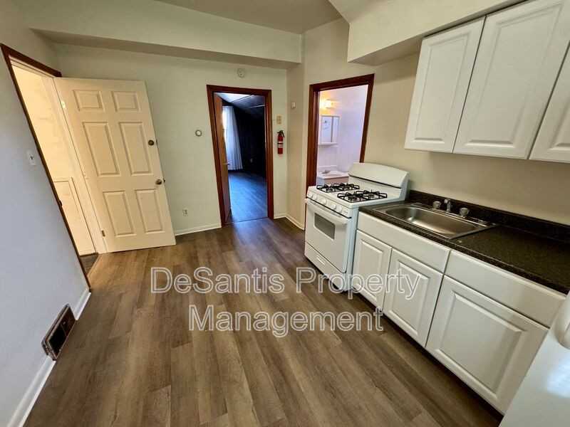 212 N Highland Ave #3 - Photo 6 of 22