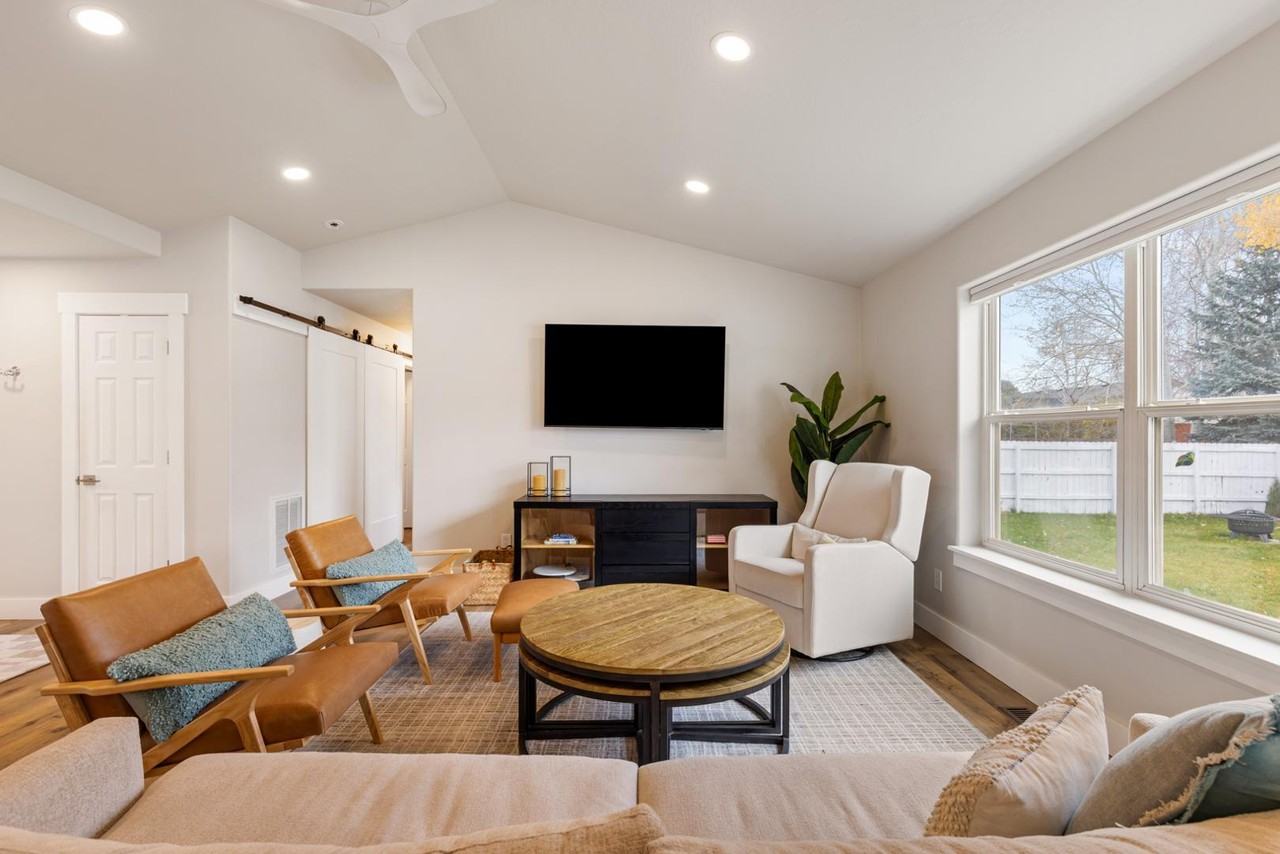 1108 Sunrise Dr - Photo 3 of 23