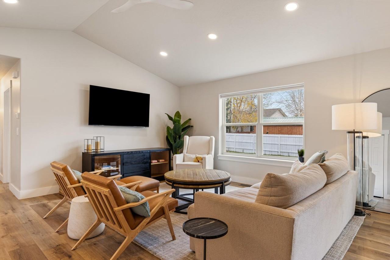 1108 Sunrise Dr - Photo 4 of 23