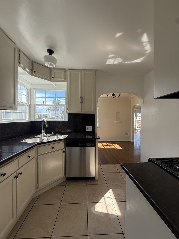 5854 Arlington Avenue - Photo 5 of 19