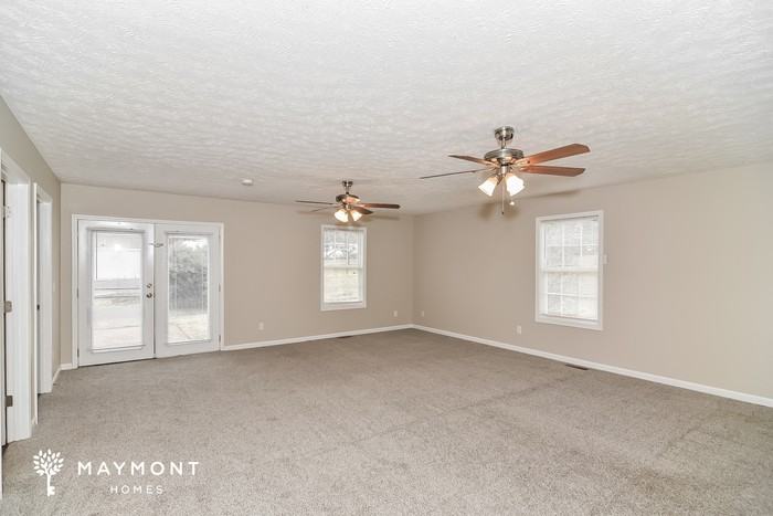 1136 Lakes Edge Dr - Photo 5 of 17