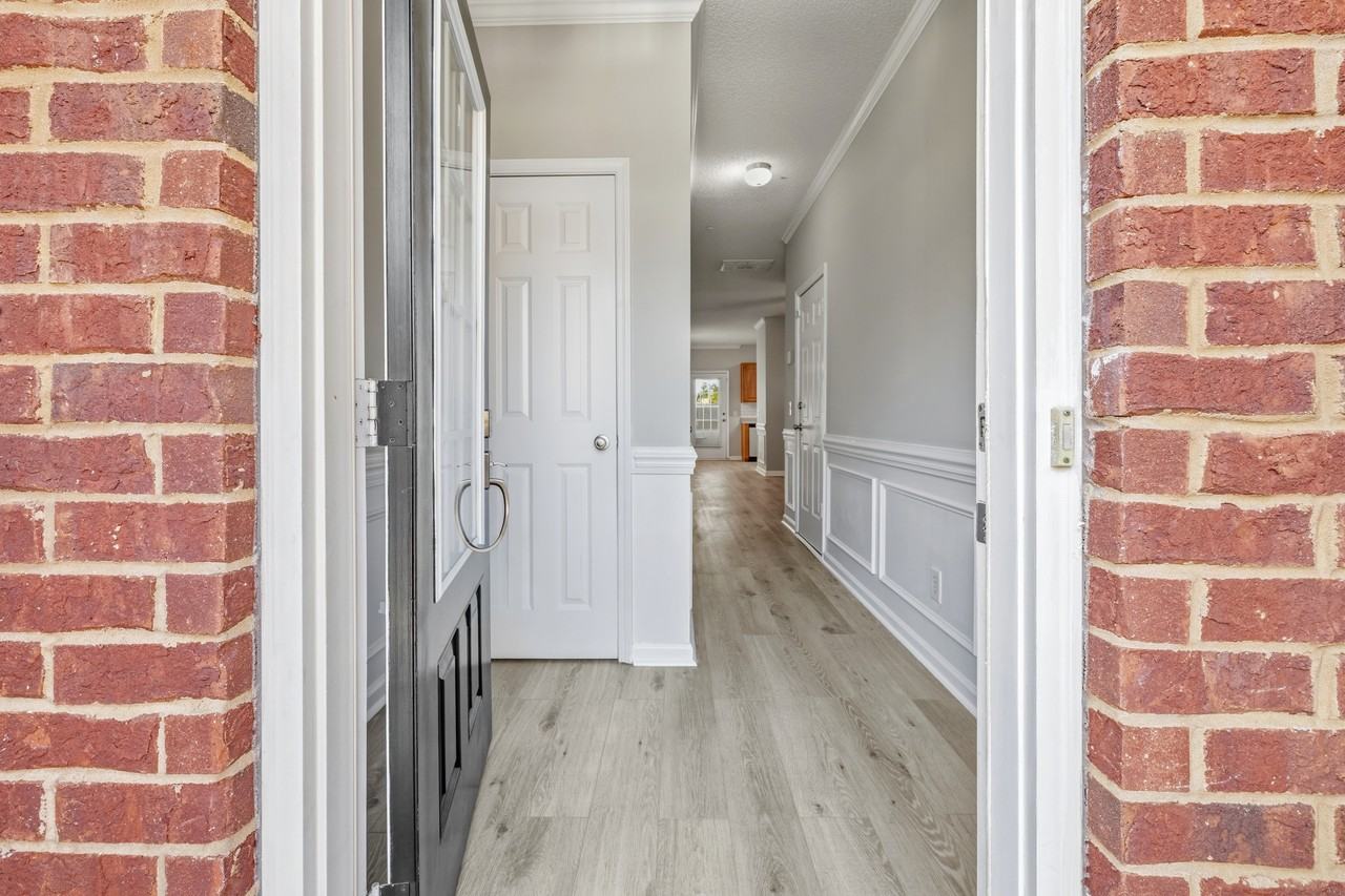 777 King George BlvdUnit #1 - Photo 5 of 45