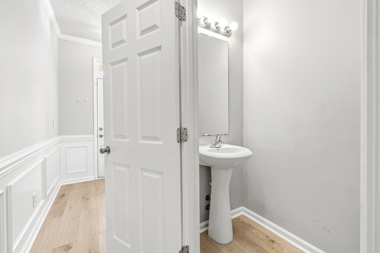 777 King George BlvdUnit #1 - Photo 6 of 45