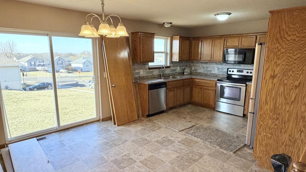 2213 Larkspur St - Photo 4 of 13