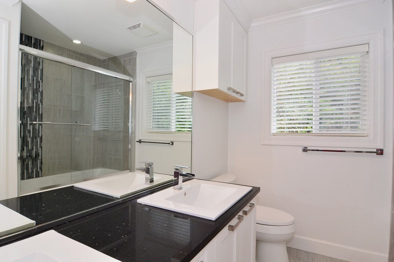 17558 18 Avenue - Photo 6 of 18