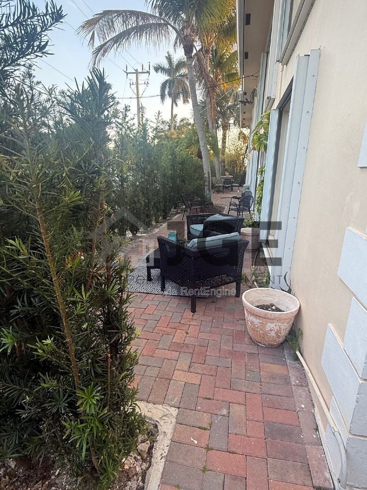 861 Se 22nd Ave #4 - Photo 3 of 27