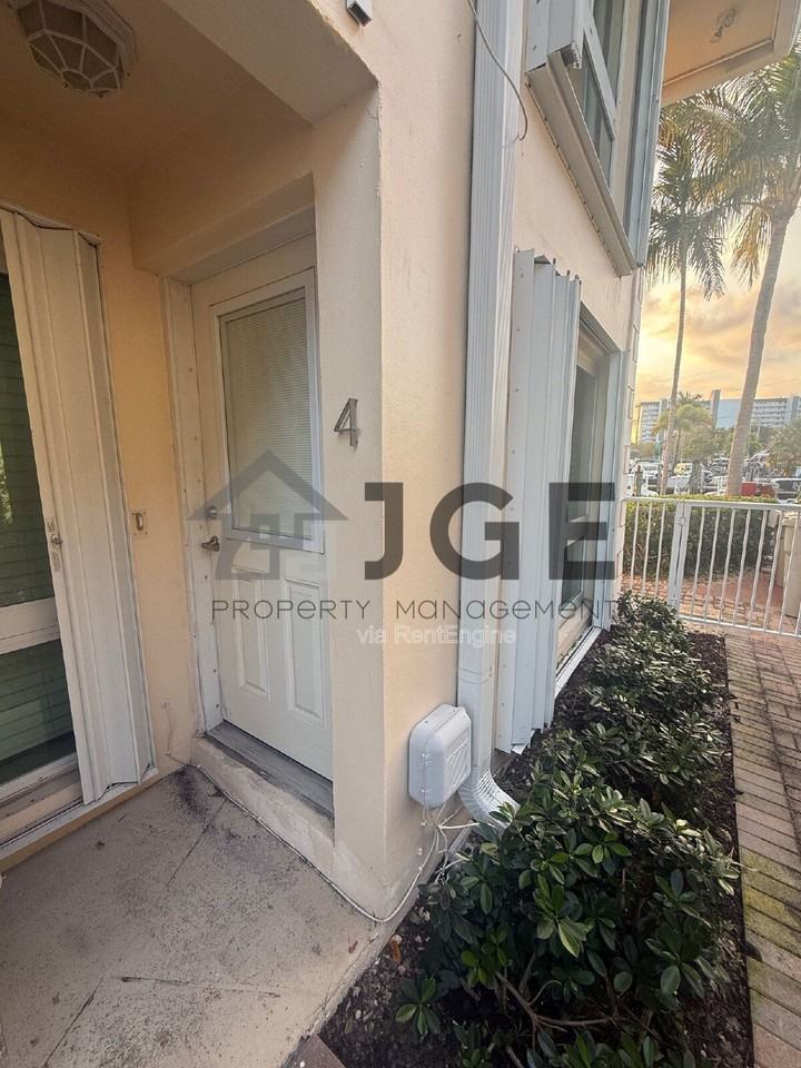 861 Se 22nd Ave #4 - Photo 4 of 27