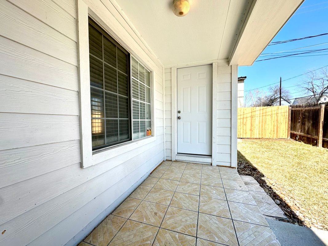 3024 E 12th St - Photo 5 of 31