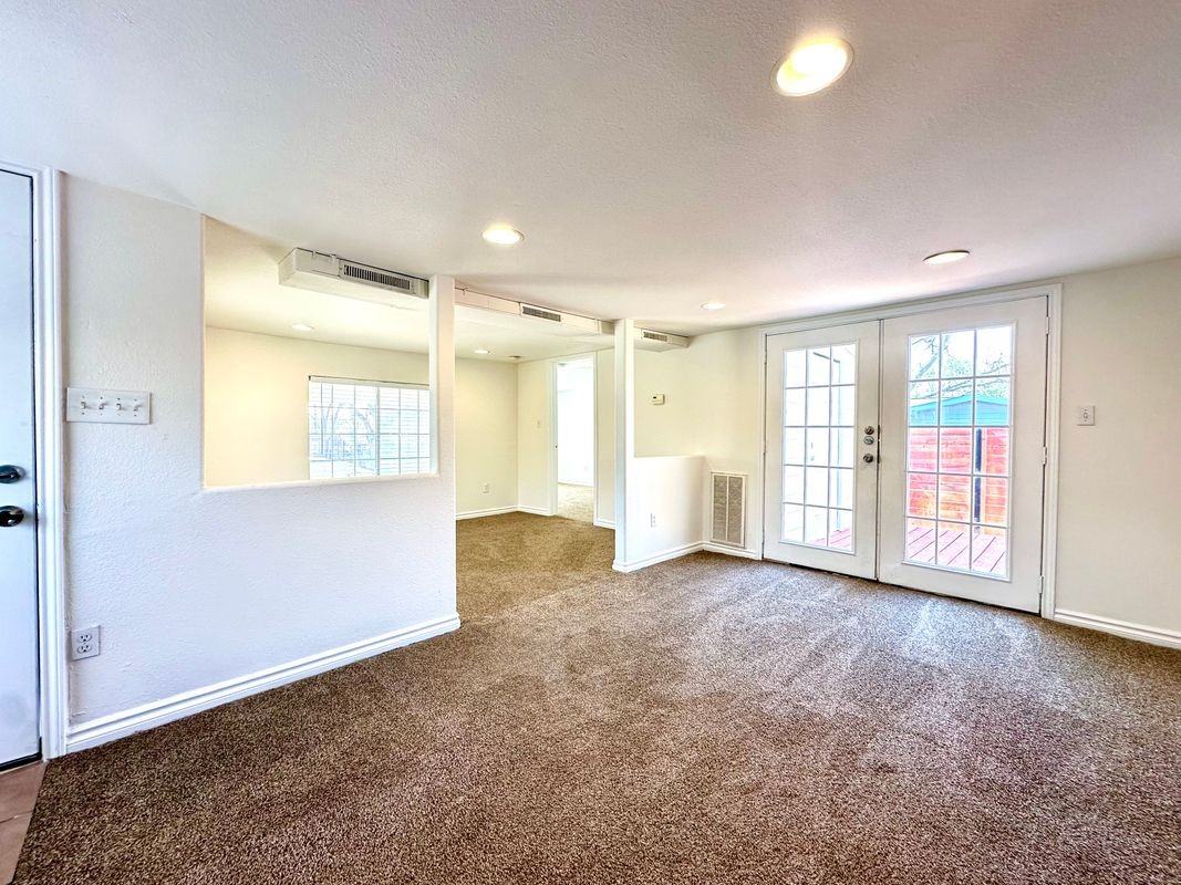 3024 E 12th St - Photo 6 of 31