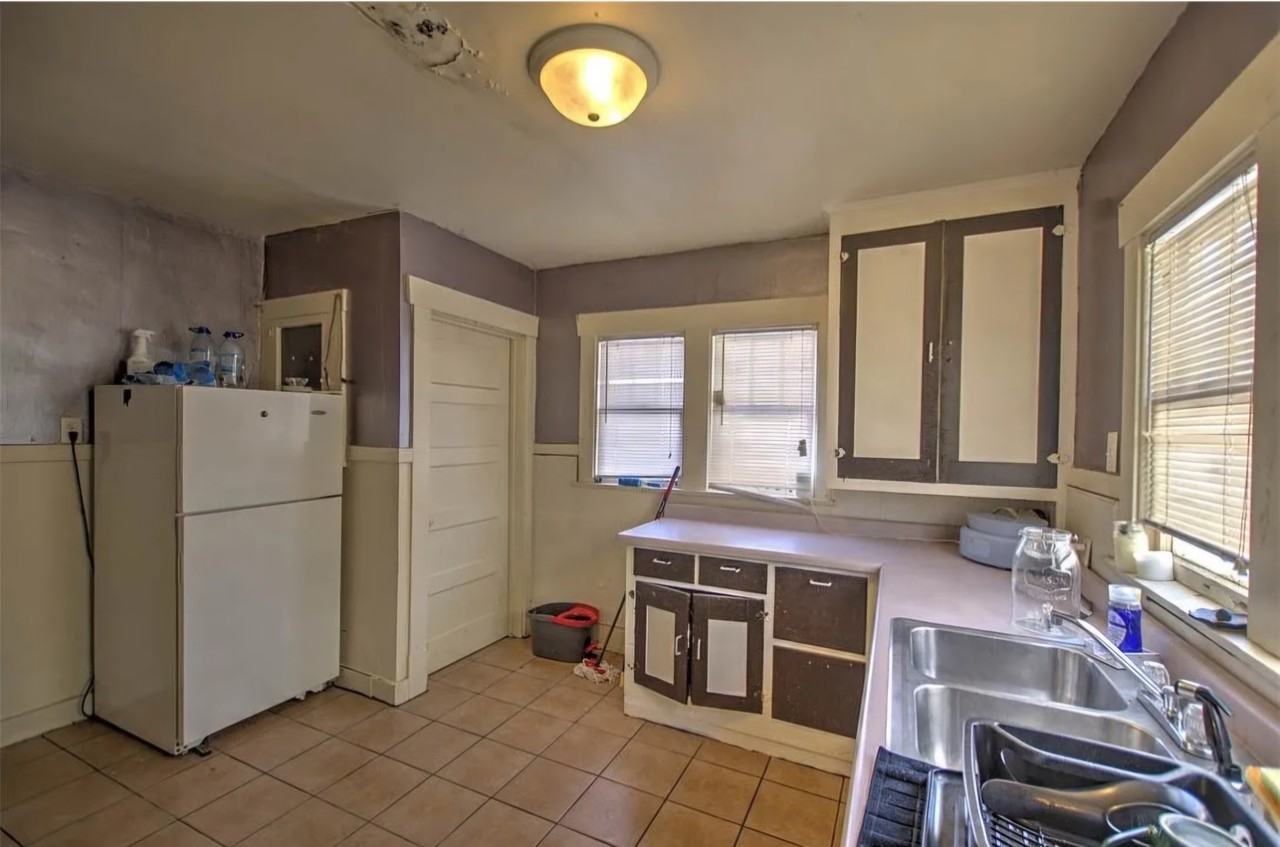 780 W Cushing St - Photo 2 of 5