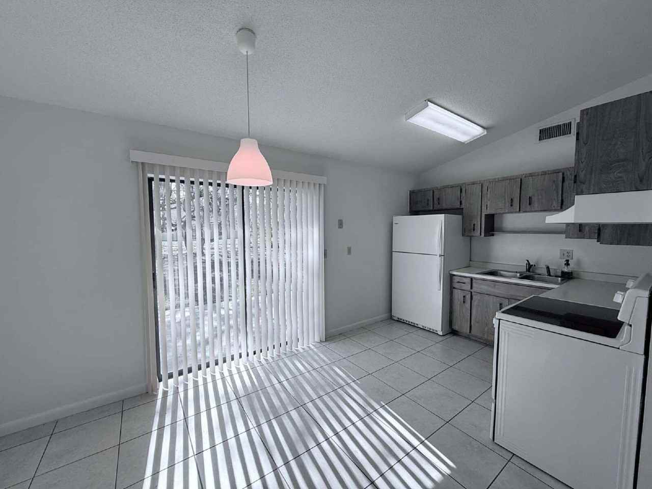 618 Lemans Dr - Photo 5 of 15