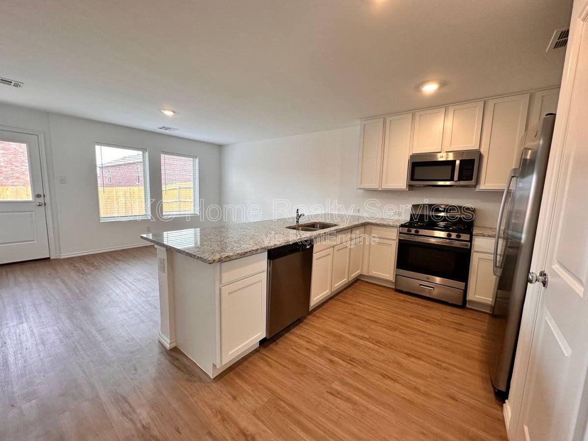 3307 Nw 148th St - Photo 4 of 10