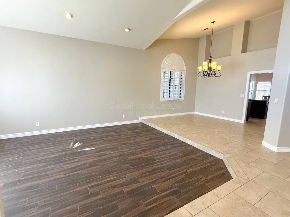 902 W Sherri Dr - Photo 3 of 10