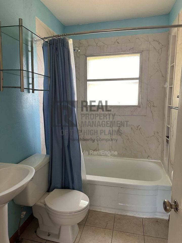 1502 Franklin Ave - Photo 2 of 10