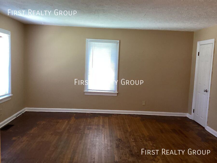 5290 Derby Rd - Photo 3 of 12