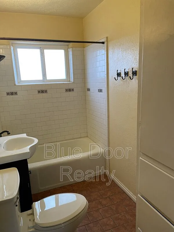 1001 Jackson St Se - Photo 2 of 14