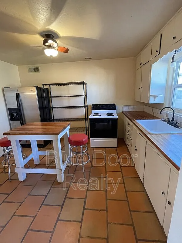 1001 Jackson St Se - Photo 4 of 14