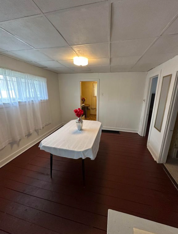 738 E York Ave - Photo 3 of 10