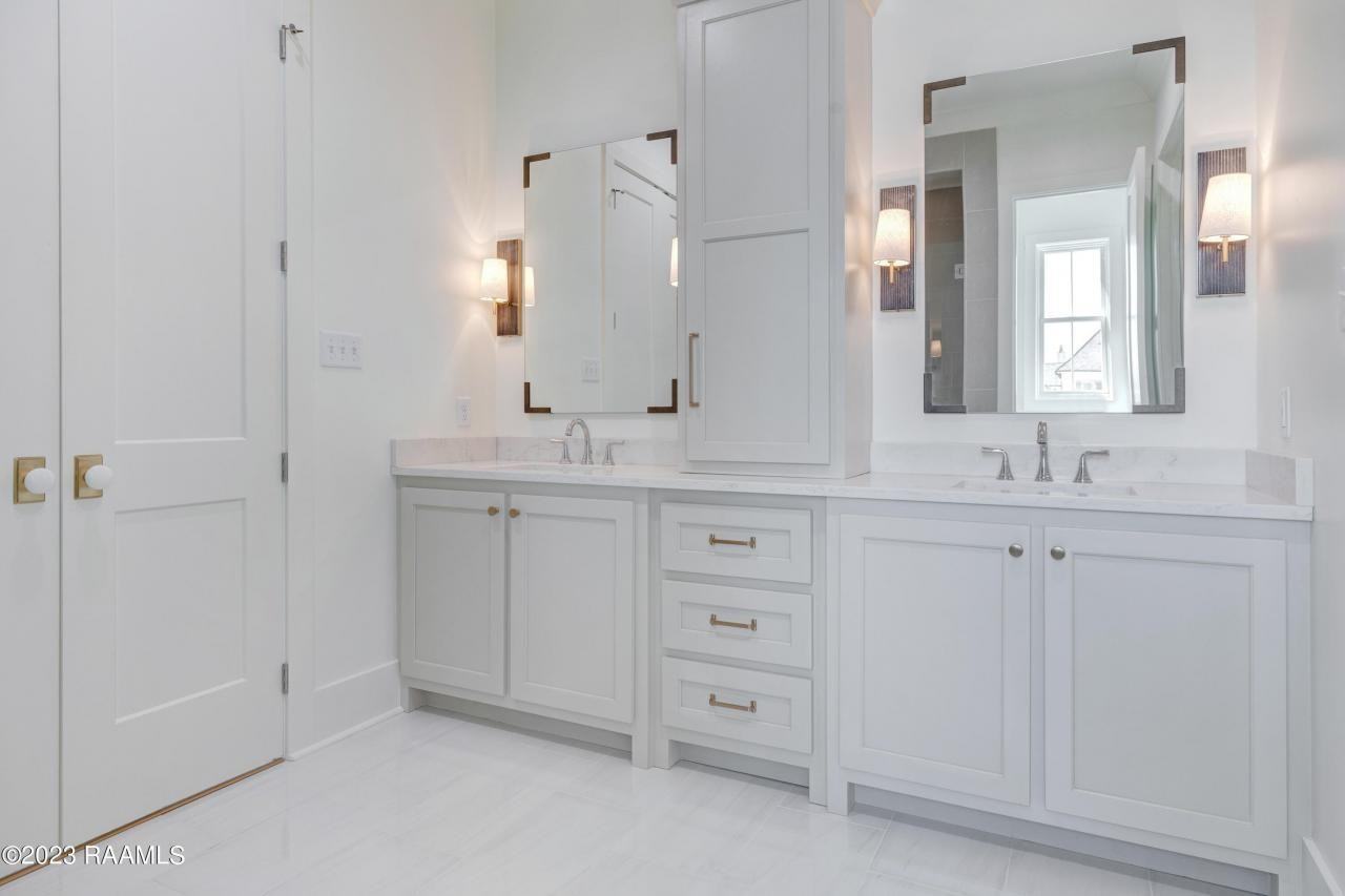 1003 Camellia Blvd #200 - Photo 3 of 15