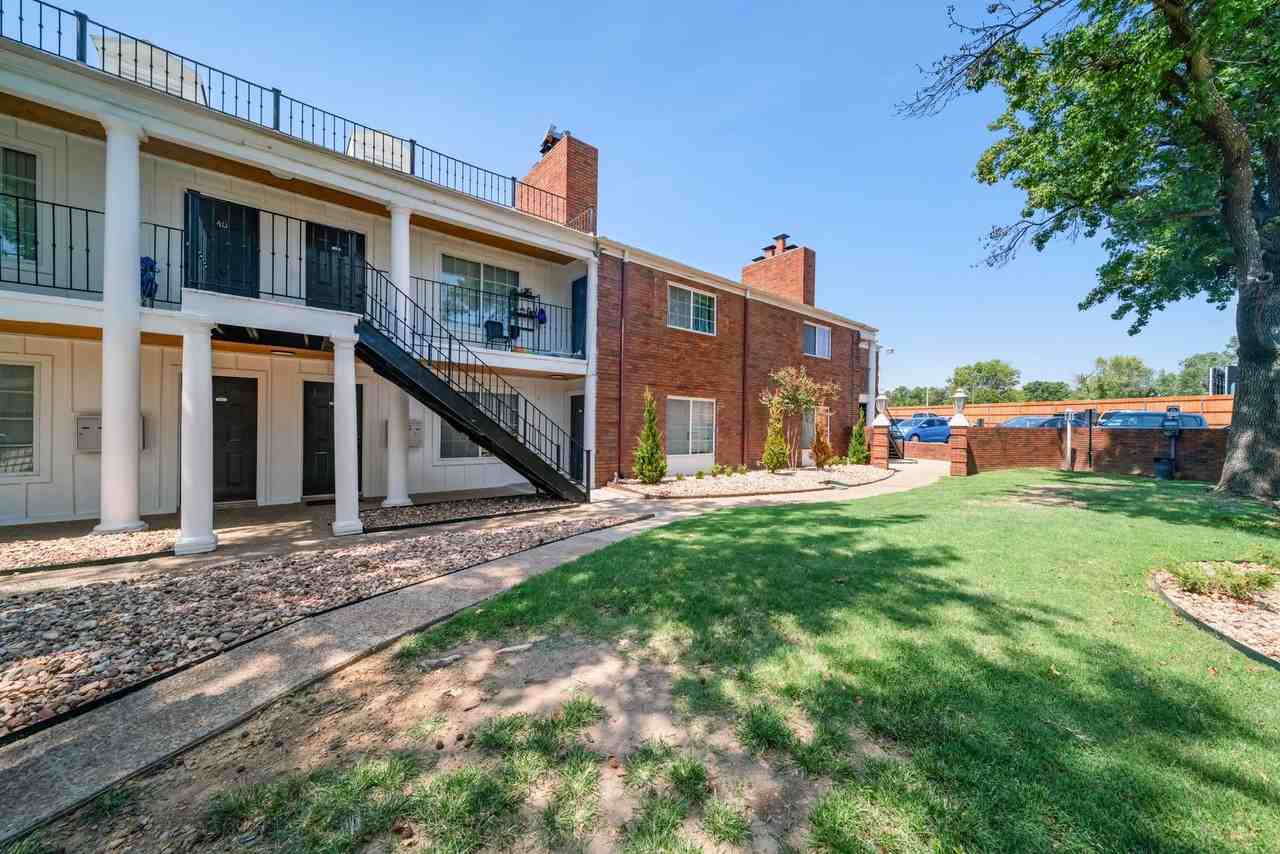 The Elms by ONYX *UNDER NEW MANAGEMENT* Now Offering FREE Prorated Rent! - Photo 2 of 32