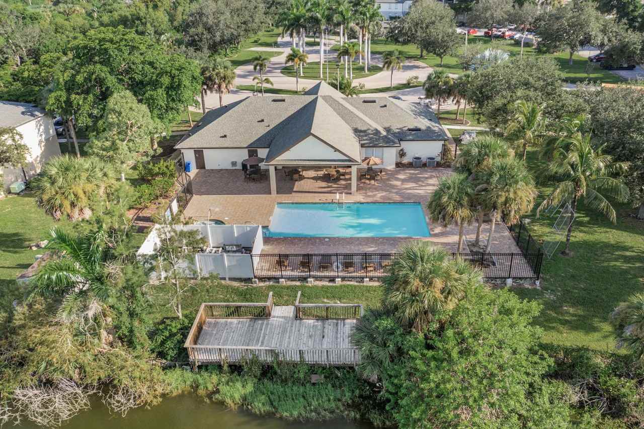 Cascades at Clear Lake Apartments - Photo 5 of 34