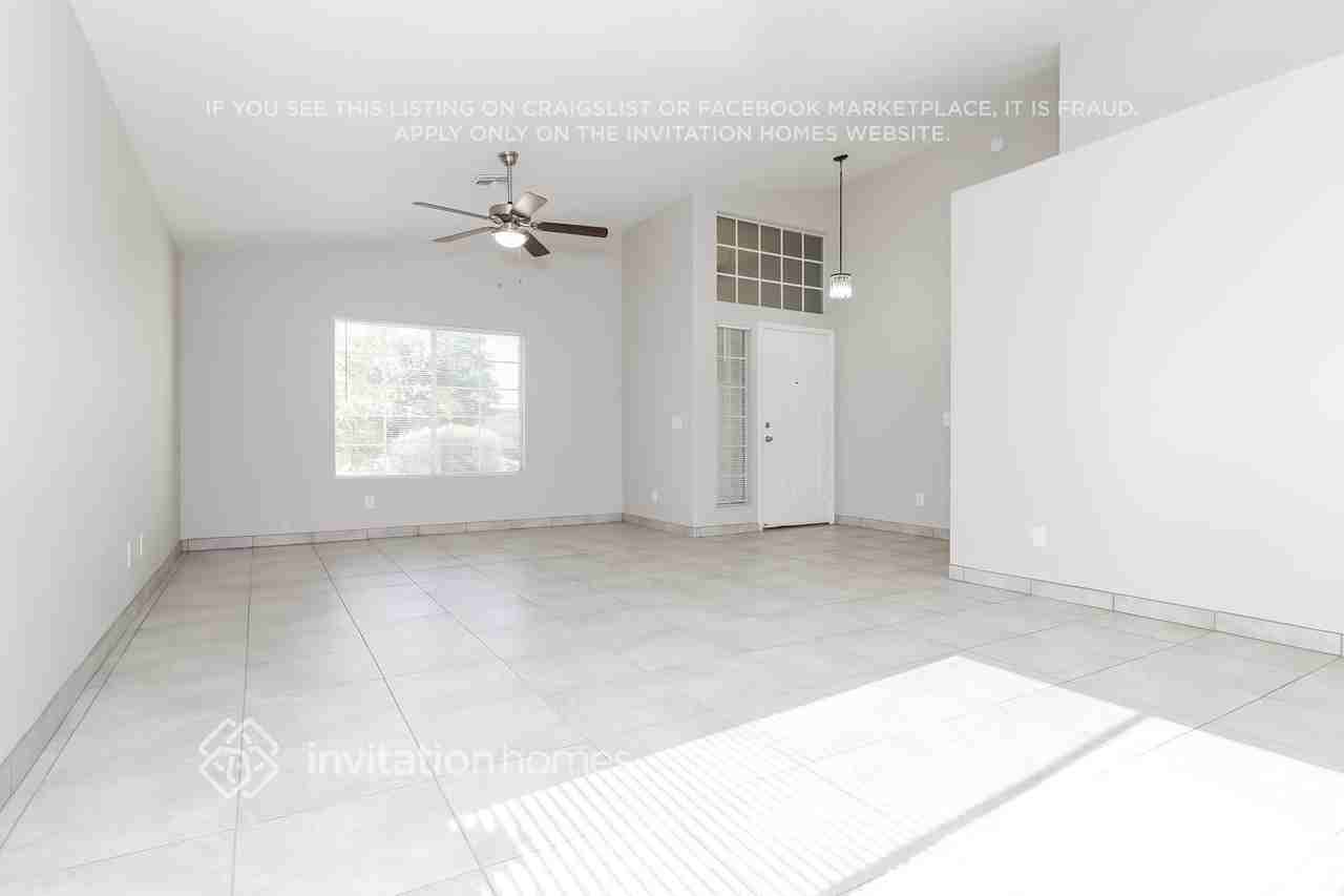 11312 W Puget Ave - Photo 4 of 16