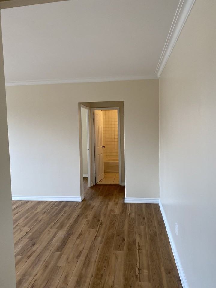 2929 Bathurst St - Photo 5 of 10