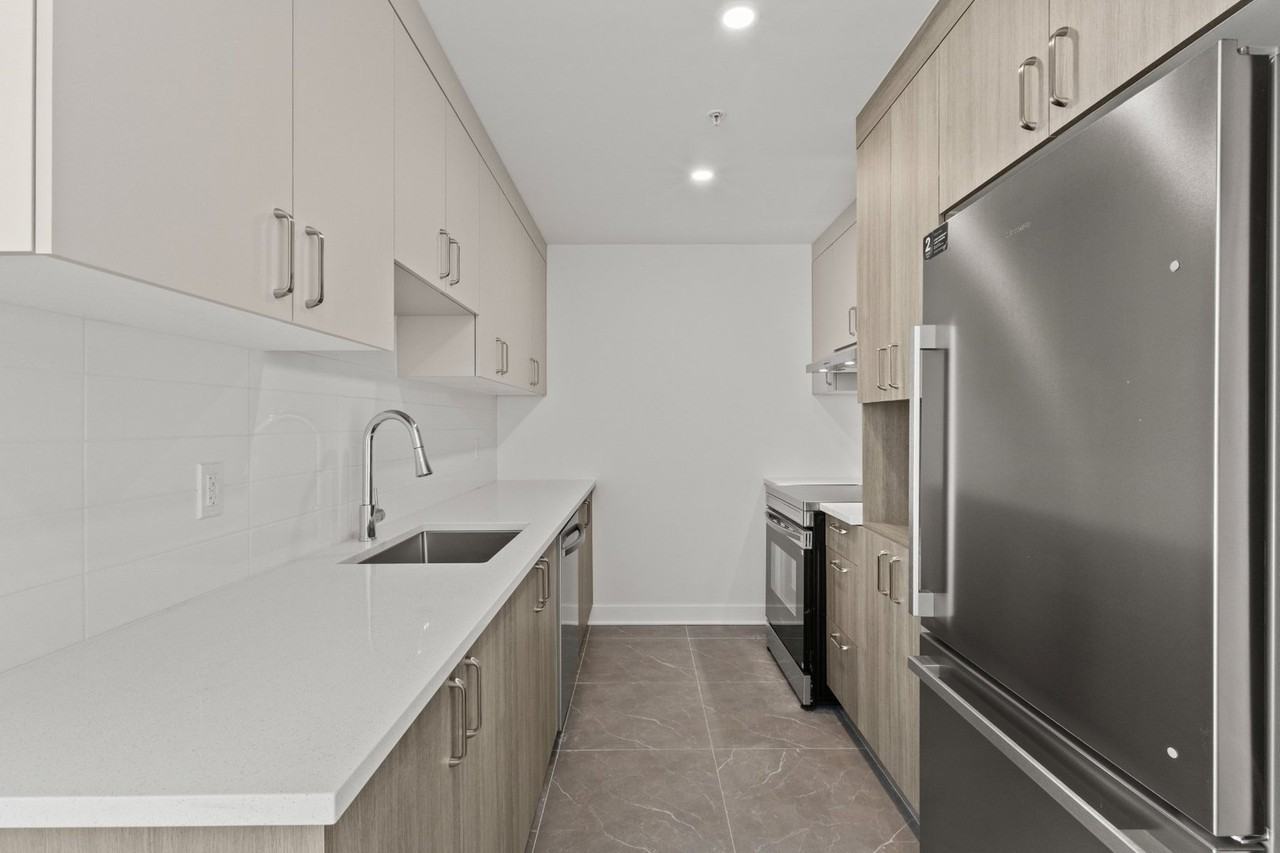 242 Boul Hymus - Photo 6 of 27