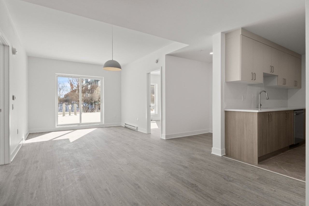 242 Boul Hymus - Photo 7 of 27