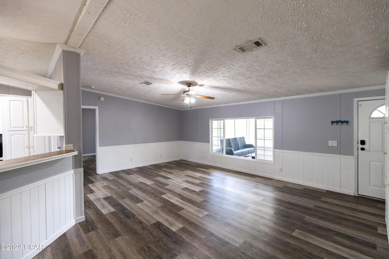 20507 Spires St - Photo 4 of 38