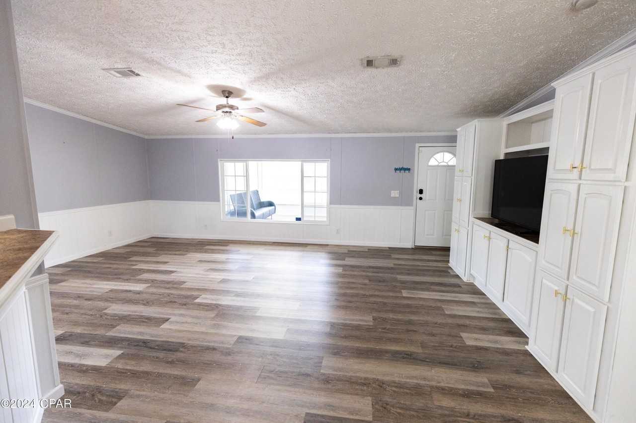 20507 Spires St - Photo 5 of 38