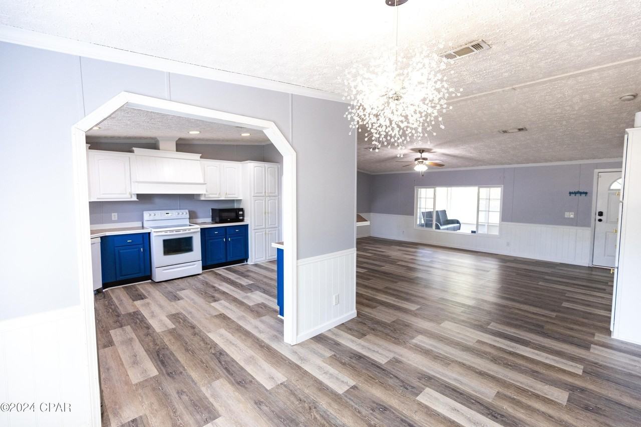 20507 Spires St - Photo 7 of 38