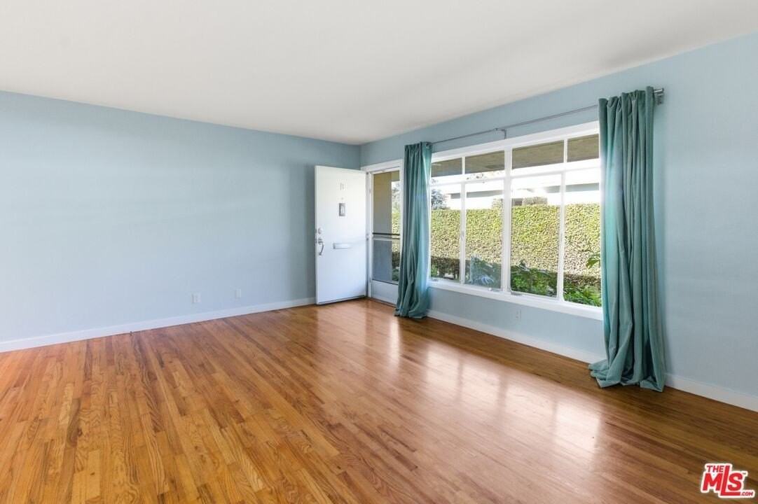 853 12th St Apt B - Photo 3 of 11