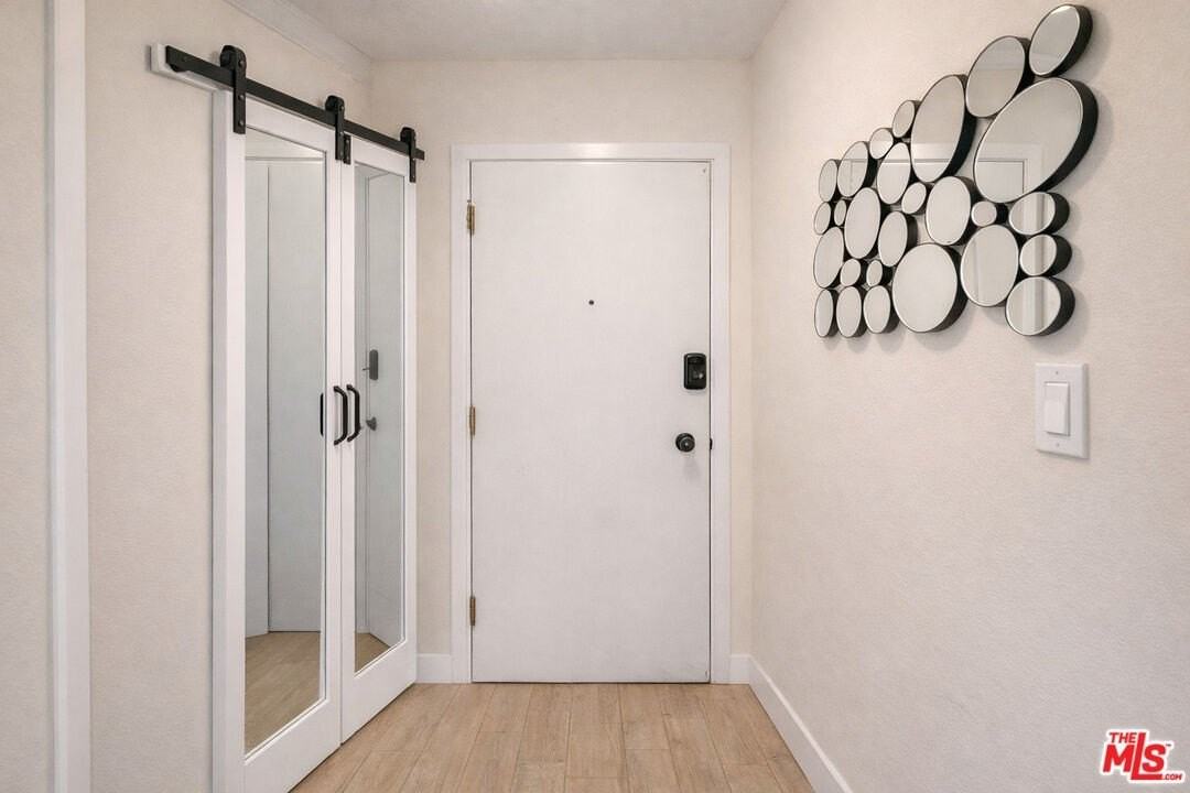 927 N Kings Rd Apt 117 - Photo 4 of 31