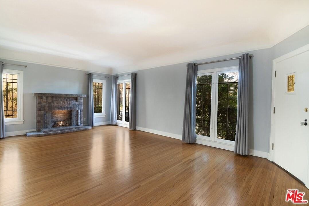 126 N Sycamore Ave - Photo 3 of 26