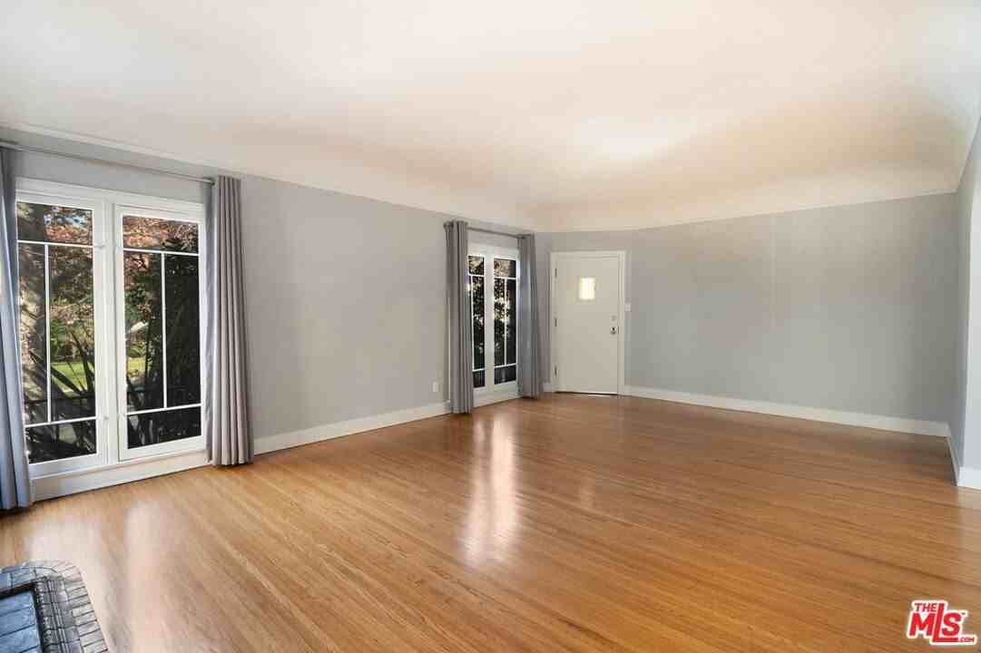 126 N Sycamore Ave - Photo 4 of 26