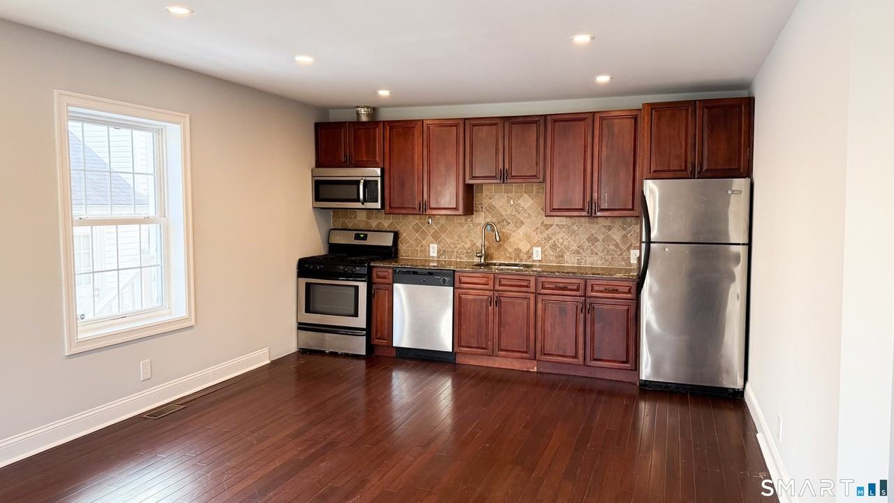 271 Seaside Ave Unit A - Photo 3 of 24