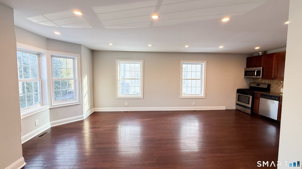 271 Seaside Ave Unit A - Photo 4 of 24