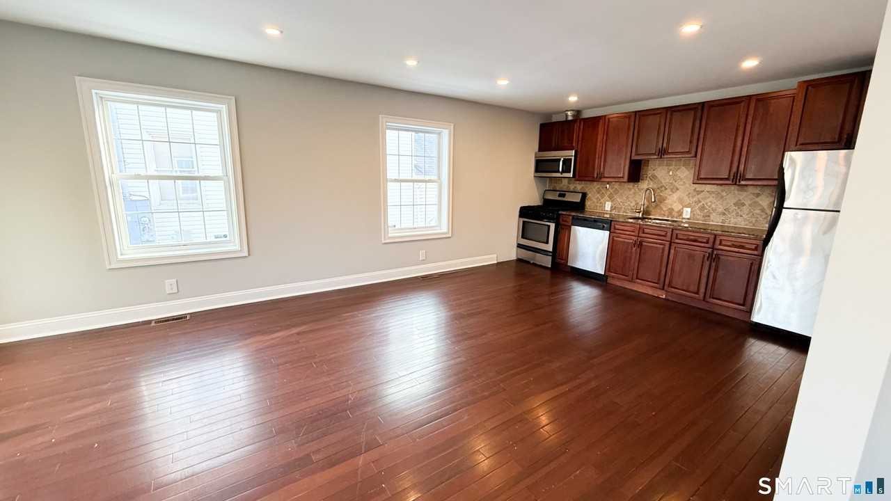 271 Seaside Ave Unit A - Photo 5 of 24