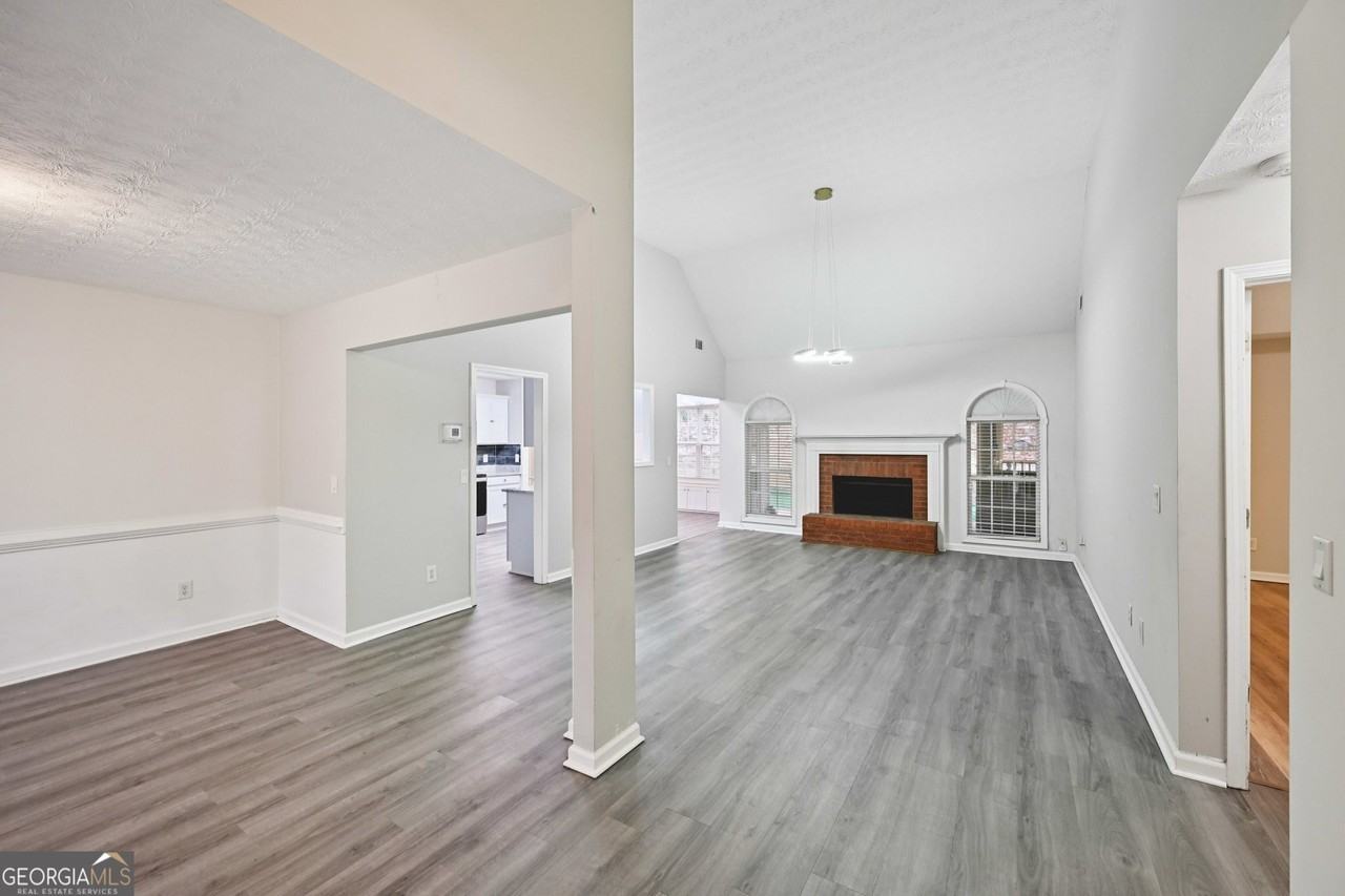 25 Castlehill Ct - Photo 3 of 21