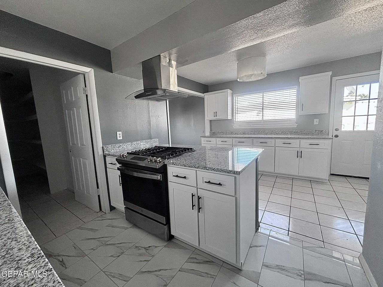 6000 Pompeii St - Photo 6 of 19