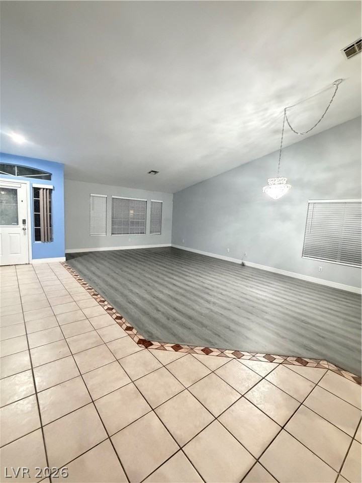 2763 Chokecherry Ave - Photo 6 of 33